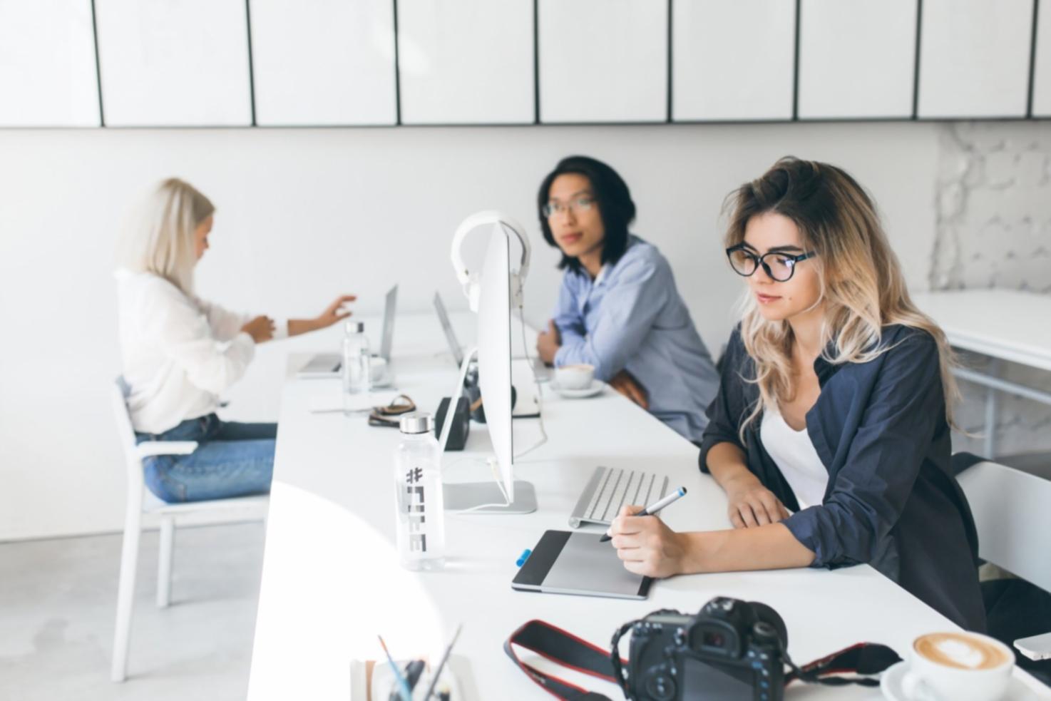 Firemní školení v moderní kancelářské budově